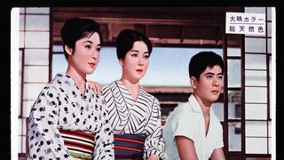 自作をリメイクした『浮草』（1959）は夏の原風景に激しい愛情を映し出す作品