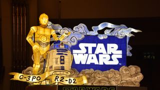 『スター・ウォーズ』ねぶた初披露に3万人が熱狂!ダース・ベイダーもご満悦!