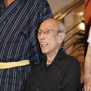 蜷川幸雄、車椅子に酸素ボンベで会見出席も、亀梨和也には気丈なエール