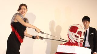 石原さとみ、“巨人ケーキ”に大はしゃぎ「なんか出てきた~」