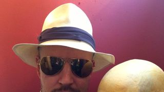 500人の『ムカデ人間』に希望者殺到!クレイジーな撮影をトム・シックスが振り返る!