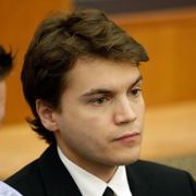 女性の首を絞めたエミール・ハーシュに禁錮15日の実刑判決