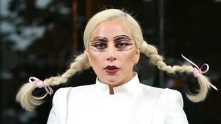 レディー・ガガ、プールを血の色に染めてパーティー