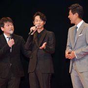 綾野剛、本木雅弘らから“憑依俳優”といじられ大照れ!