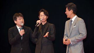 綾野剛、本木雅弘らから“憑依俳優”といじられ大照れ!