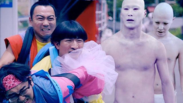 全身真っ白な日本の妖怪“隙間男”がYouTube史上初の最速記録達成！