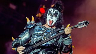 KISSジーン・シモンズの自宅に家宅捜索