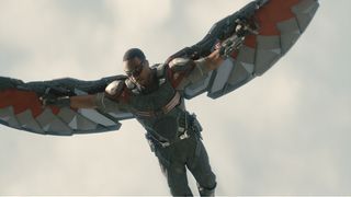 『アントマン』にファルコン登場!1.5センチのアントマンとの白熱バトル!