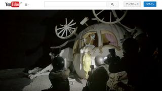 かぼちゃの馬車の中で死んだシンデレラ…“夢の国”を風刺した「ディズマランド」の映像公開