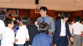 “生”江口洋介にお母さん方も大興奮!都内中学校に登場でもみくちゃ