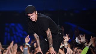 ジャスティン・ビーバー、元カノ思って号泣？元カノ側はしらけムード