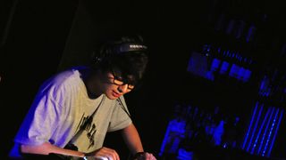 染谷将太、初DJでトランス状態!真野恵里菜はアイドルソング熱唱!