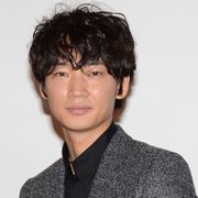 綾野剛、泣き止まない赤ちゃんに神対応 拍手巻き起こる