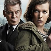 ミラ・ジョヴォヴィッチVS『007』ジェームズ・ボンド俳優、緊迫の銃撃戦!