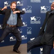 『ハリポタ』ヴォルデモート役レイフ・ファインズ、写真撮影で踊り狂う