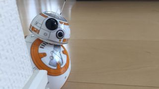 母性本能くすぐる「新スター・ウォーズ」ドロイドBB-8!スマホでコントロールしてみた