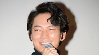 綾野剛、監督から弁償求められ謝罪!?役に入り込みすぎて撮影用セットを倒す