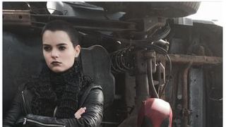 デッドプール新写真公開！謎の少女に読書でアピール!?