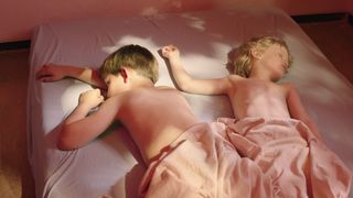 10歳の兄が6歳の弟の母親役…幼い兄弟の冒険を描く『ぼくらの家路』本編冒頭映像