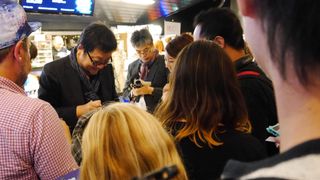 『バケモノの子』細田守監督がトロントでサイン攻め!感激のあまり泣き出しそうなファンも