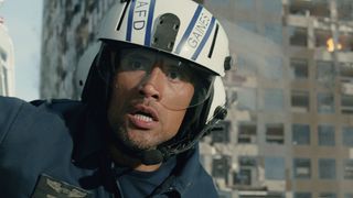 ドウェイン・ジョンソン、ヘリを不時着させる緊迫の一部始終!