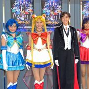 卒業するセーラー戦士、稽古中に涙