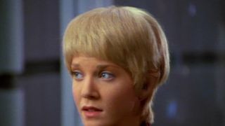 子供相手に胸とお尻を露出した「スター・トレック」女優が逮捕