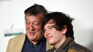 スティーヴン・フライの30歳年下の夫「死ねばよかったのに」とツイートしたユーザーに憤慨