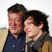 スティーヴン・フライの30歳年下の夫「死ねばよかったのに」とツイートしたユーザーに憤慨
