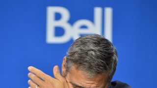 ジョージ・クルーニーが会見中に水で顔をびしょびしょに！迫真の泣きまね