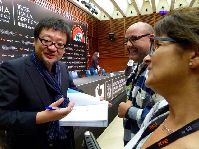 『バケモノの子』の細田守監督がサイン攻め！スペイン、サンセバスチャン国際映画祭