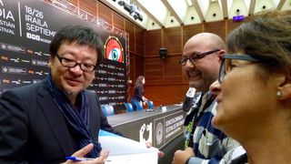 『バケモノの子』の細田守監督がサイン攻め!スペイン、サンセバスチャン国際映画祭