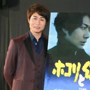 市川由衣と結婚したばかりの戸次重幸、会場からの祝福の大合唱に笑顔!