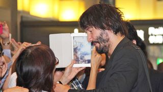 キアヌ・リーヴス、ヒゲ面で64日ぶり来日！気さくなファンサービスに300人熱狂！