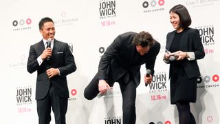 キアヌ・リーヴス、新技“大外刈り”を元柔道家・野村から伝授される!