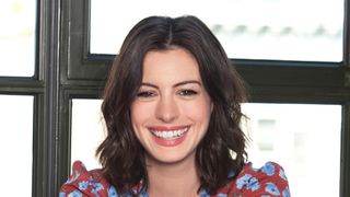 不眠不休のキャリアウーマンを演じたアン・ハサウェイ、2012年の忙殺期に「最後には疲れ果てた」