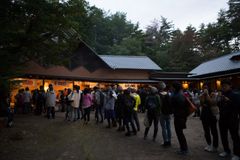夜空と交差する森の映画祭