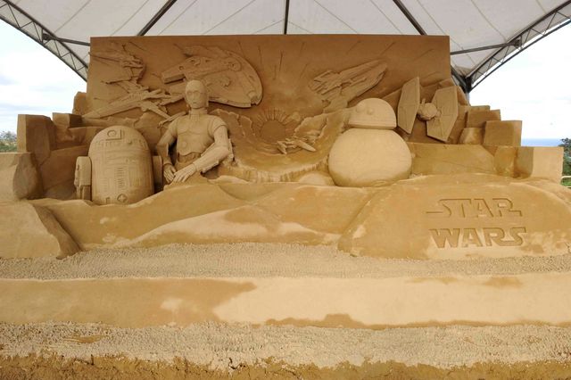 “砂のスター・ウォーズ”鳥取砂丘に完成！C-3POとストームトルーパーも大満足！