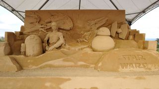“砂のスター・ウォーズ”鳥取砂丘に完成！C-3POとストームトルーパーも大満足！