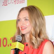 アマンダ・セイフライド来日!美しすぎる笑顔でファンを魅了