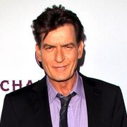 チャーリー・シーン、ヘッドロックでバーから追い出される