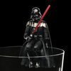 ダース・ベイダー、コップのフチでは行儀いい？「スター・ウォーズ」が大人気カプセルトイに変身！