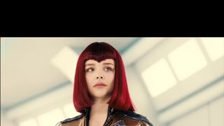 クロエ・モレッツ、お騒がせ女優役で七変化！特別映像