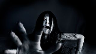 『呪怨』伽椰子が街を這いずり回る!?ハロウィンで呪いのこもったおもてなし