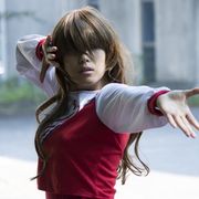 股間からミサイル発射!元SKE48佐藤聖羅『血まみれスケバンチェーンソー』で全身武器の改造人間役!