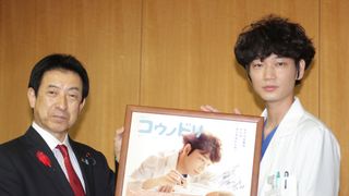 綾野剛、厚生労働大臣と緊張の面会！「救える命」への思い告白