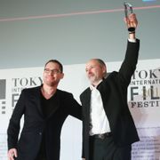 ブライアン・シンガー、感涙 グランプリに経験重ね目をうるませる