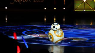 『スター・ウォーズ』新ドロイドBB-8日本初上陸!子犬のように動き回りファンメロメロ