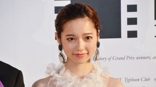 AKB48島崎遥香が足の火傷で痛々しい包帯…ぜんそくのせきも治らず