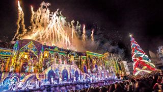 USJ、世界最高評価のクリスマスショーが進化!空中演出に感激の声